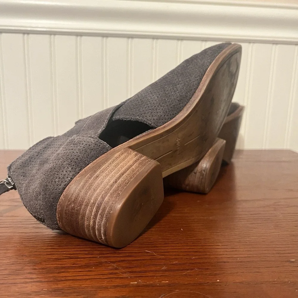 Dolce Vita Ankle Boots Bootie Womens Size 9 Taupe Heel Suede Textured Almond Toe